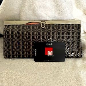 Mundi wallet new condition, pretty spacious inside, no marks inside or outside